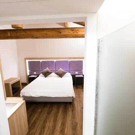 Hotel Corona מלון