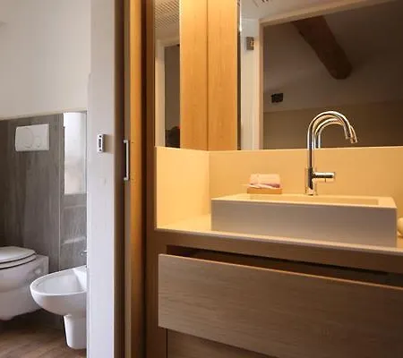 Hotel Corona מלון 4*